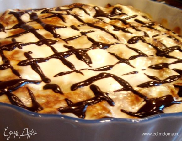 Для сладкого пирога притереть творог через сито.Взбить его с маслом,сахаром и ванилью.Можно добавить изюм.Дно формы(26 см)выложить 4 блинами так,чтобы края свисали с формы.Выложить половину начинки.Затем слой из трёх блинов и оставшаяся начинка.Завернуть концы блинов на начинку.Прикрыть поверхность пирога 3-4 блинами,смазать сметаной и выпекать при 180*С около 30 минут.Шоколад с молоком растопить на водяной бане или в микроволновке при 50*С .Готовый пирог полить шоколадным соусом.Приятного аппетита!