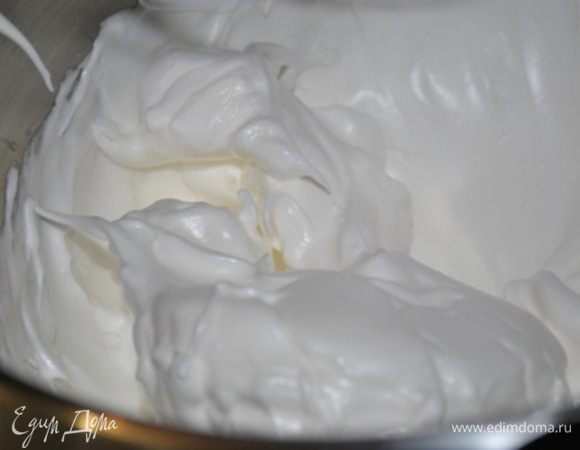 Белки и 100 гр. сахара взбить до устойчивых пиков.