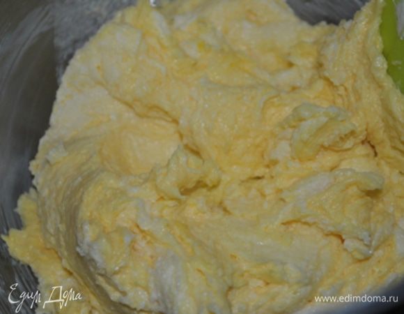 Сливочное масло взбить с сахаром в пену. По одному добавлять желтки и взбить до консистенции крема