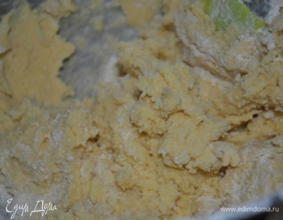 Всыпать просеянную с разрыхлителем муку