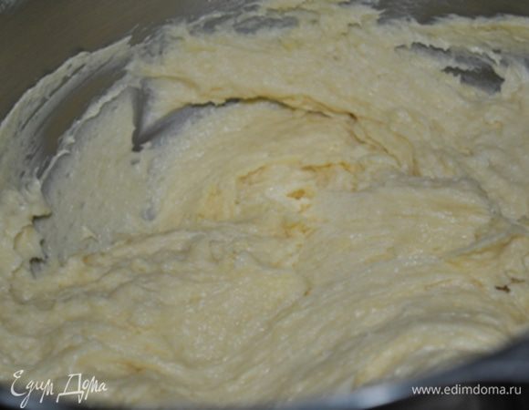 затем взбитые белки.