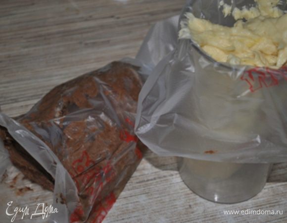 Тесто разделить пополам, в половину добавить какао и молоко. 
Наполнить тестом 2 кондитерских мешка с круглым отверстием.