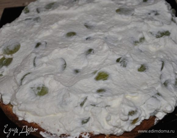 Коржи пропитать ромом.
Сливки взбить с сахаром и закрепителем. В половину крема добавить порезанные пополам виноградины и выложить на корж.