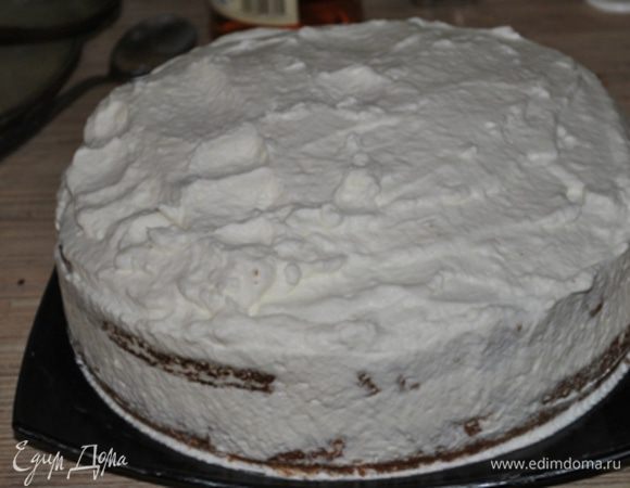 Накрыть вторым коржом, выложить оставшийся крем, 