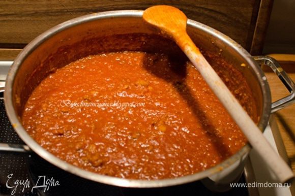 Залить томатной пастой,накрыть кастрюлю крышкой и тушить минимум 2 часа на слабом огне,время от времени помешивая.