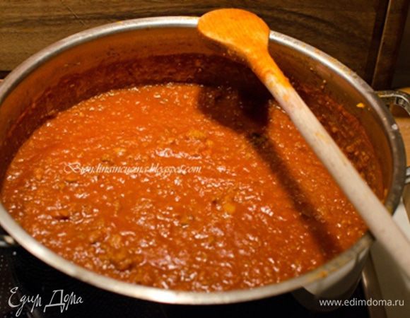 Залить томатной пастой,накрыть кастрюлю крышкой и тушить минимум 2 часа на слабом огне,время от времени помешивая.