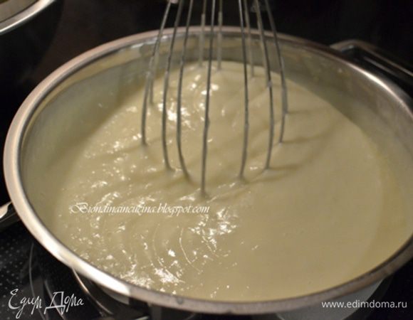 Бешамель:
На среднем огне растопить сливочное масло ,всыпать муку,перемешать до однородной массы,помешивая добавить постепенно молоко.Когда все молоко добавлено,довести массу до кипения,постоянно помешивая венчиком,чтобы не было комочков.