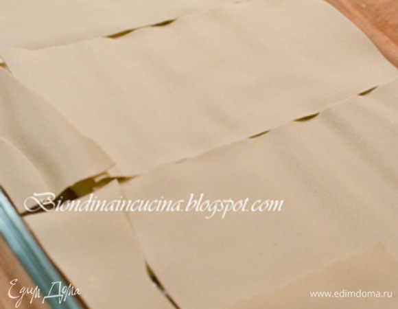 Форму смазать сливочным маслом,полить немного соусом Бешамель,дно выложить листами Лазаньи.
