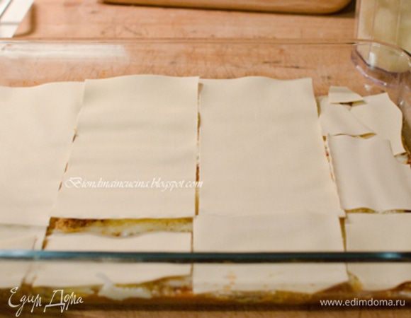 Сверху опять слой листов,затем рагу,бешамель и пекорино.
Продолжать до тех пор,пока все листы не закончатся.Последний слой лазаньи должен быть слой из пекорино.