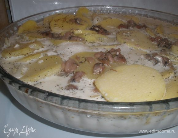 Залить все сливками.Поставить на плиту. Добавить немного кипятка, жидкости в итоге должно быть на 1/3 формы.