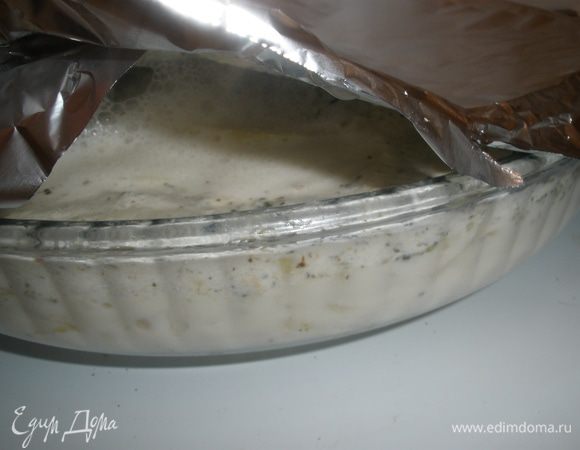 Накрыть фальгой и варить на плите картофель до готовности, но не долго.Не надо его переваривать!