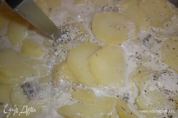 Когда картофель станет мягким, засыпать все оставшимя сыром и отпарвить в духовку, разогретую до 220 градусов минут на 20, до появления румяной сырной корочки.