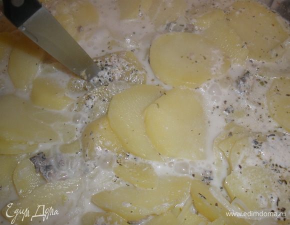 Когда картофель станет мягким, засыпать все оставшимя сыром и отпарвить в духовку, разогретую до 220 градусов минут на 20, до появления румяной сырной корочки.