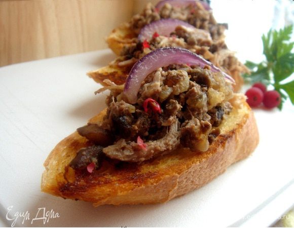 Кожу с голеней удалить(она не пригодится),снять мясо и разобрать на мелкие волокна.Печень размять вилкой.Красную луковицу измельчить,обжарить на растительном масле до мягкости.Соединить вместе куриное мясо,печень,лук и желе.Добавить замороженные ягоды.Если необходимо,посолить и поперчить.Выдержать рийет в холодильнике 3-5 часов. 