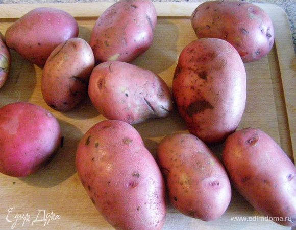 Картофель тщательно вымоем с помощью мочалки и мыла. Очень хорошо высушим полотенцем. Он должен быть сухим!