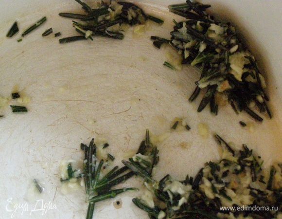 В миске смешаем растительное масло, резанный розмарин, давленный чеснок и соль