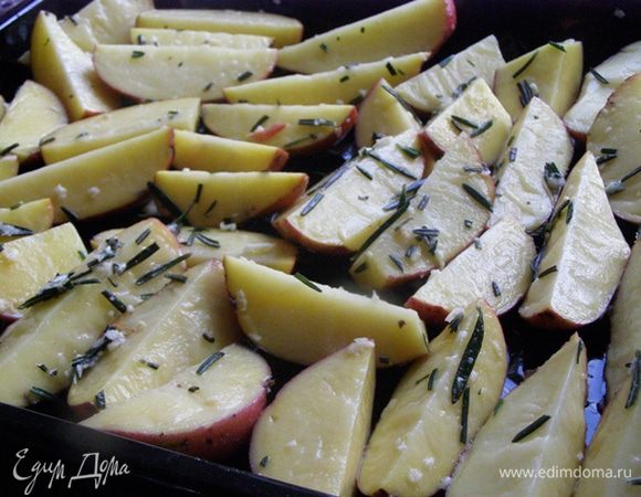 Дольки картофеля обваляем в маслянисто-розмариновой смеси. Масла достаточно! Все дольки смазаны и благоухают))) Выкладываем на лист в один слой