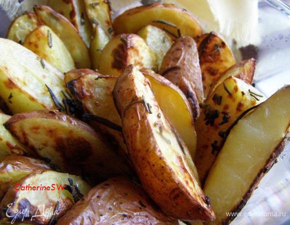 Ставим на средний уровень хорошо разогретой духовки и выпекаем 30 минут до золотистой корочки. Мне времени не хватило, за пять минут до конца я переставила противень на верхний уровень и включила духовку на максимум. Картофель получился очень вкусным!