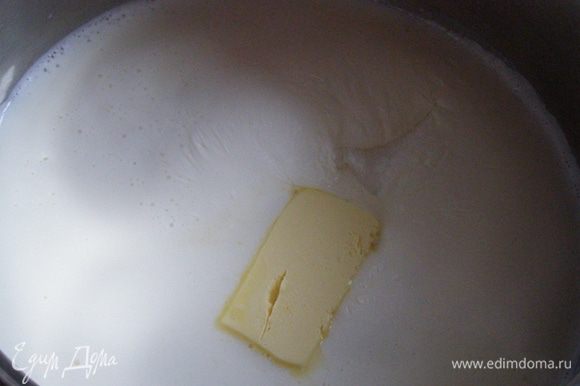 Приготовим тесто для клецок. В кипящее молоко добавим масло и соль. Отключим плитку