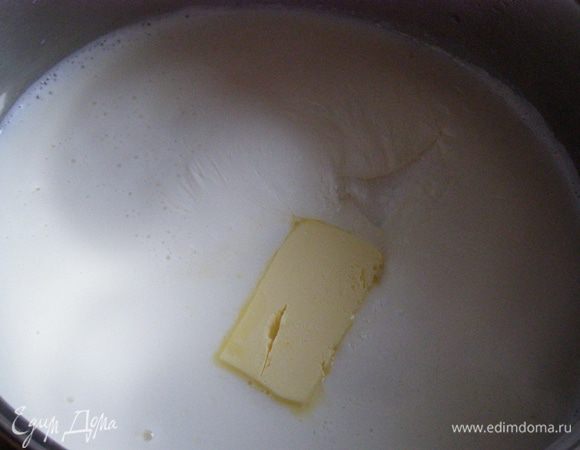 Приготовим тесто для клецок. В кипящее молоко добавим масло и соль. Отключим плитку