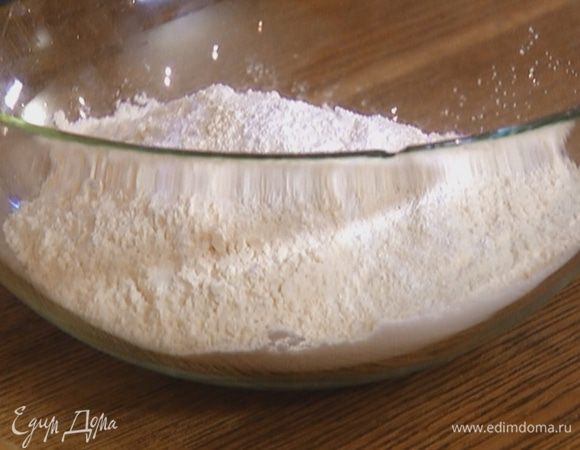 Перемешать 225 г пшеничной муки с ржаной мукой, разрыхлителем и солью.