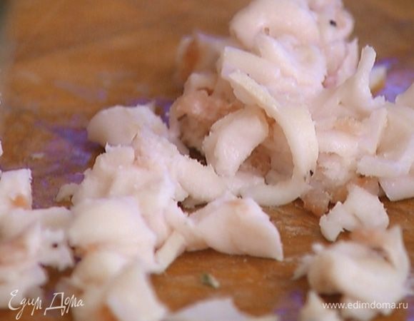 Сало мелко нарезать.