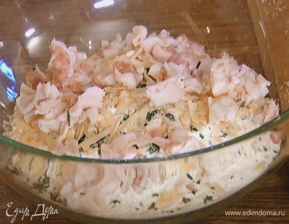 Добавить к муке сало, натертый сыр и листья тимьяна, поперчить и перемешать.