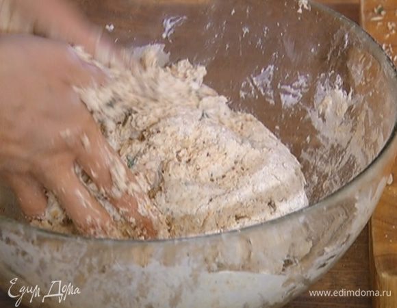 Влить кефирную массу в муку, все вымешать.