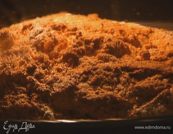 Повысить температуру в духовке до 210°С, отправить в нее противень с тестом, через 10 минут убавить температуру до 180°С и выпекать хлеб еще 20 минут, затем остудить.