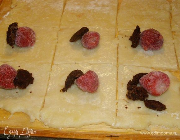 В центр положим по клубничке и кусочку шоколада. Клубнику не нужно размораживать!!!!!