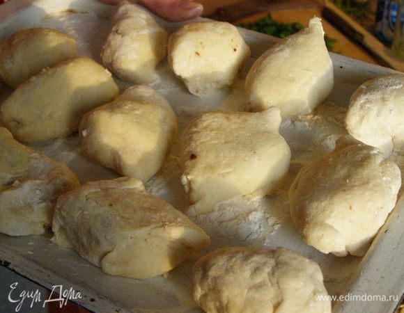 Сформуем клецки и уберем их в морозильную камеру. Фруктовые клецки прекрасно подходят для замораживания. Это позволяет готовить их маленькими порциями