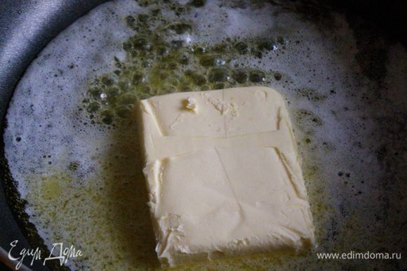 Чтобы приготовить жареные панировочные сухари, масло разогреем в сковороде