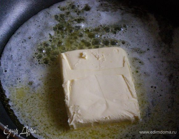 Чтобы приготовить жареные панировочные сухари, масло разогреем в сковороде