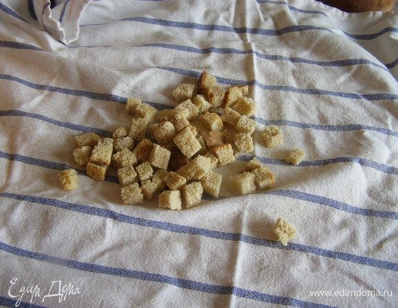 Сухарики превратим в толченые сухари с помощью полотенца и скалки