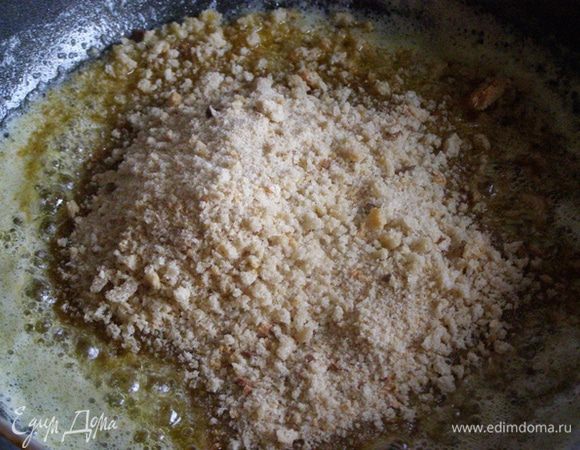 Высыпаем в масло сухари, сахарный песок и ванильный сахар