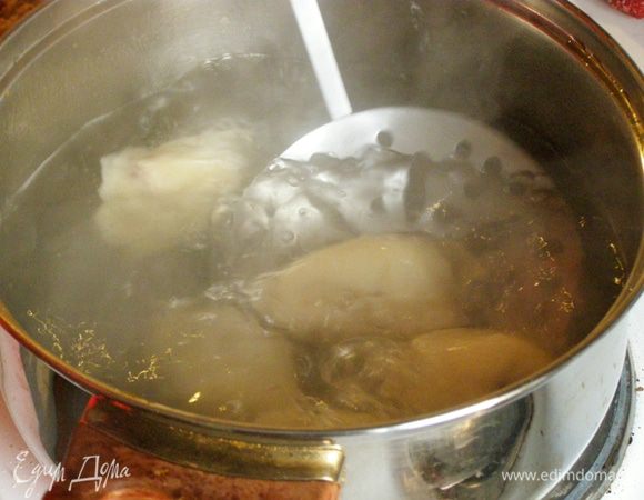 Варим клецки. Опустим в кипящую подсоленную воду 4-5 шт. Доведем до кипения, закроем крышкой и убавим огонь. Варим 5-7 минут (время зависит от размера клецок)