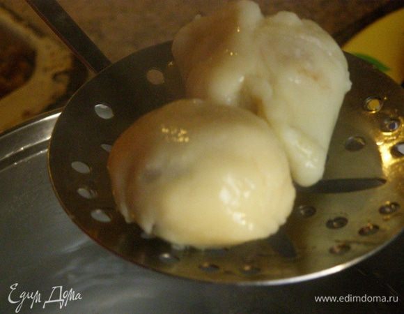 Вытащим шумовкой, дадим воде стечь