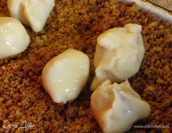 и обваляем в жареных панировочных сухарях