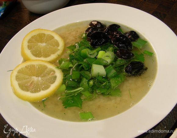  Хорошенько разогреваем бульон. Выкладываем рис в тарелки, заливаем его бульоном. Добавляем зелень, маслины, лимон, сметану по вкусу (я не стала) и подаем сразу же. Приятного аппетита))