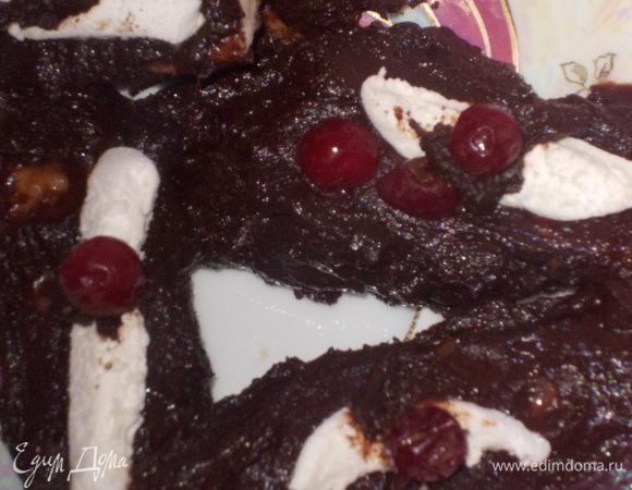 окунуть дольки банана в шоколад и украсить зефиром,клюквой: при желании взбитым с сахаром белком