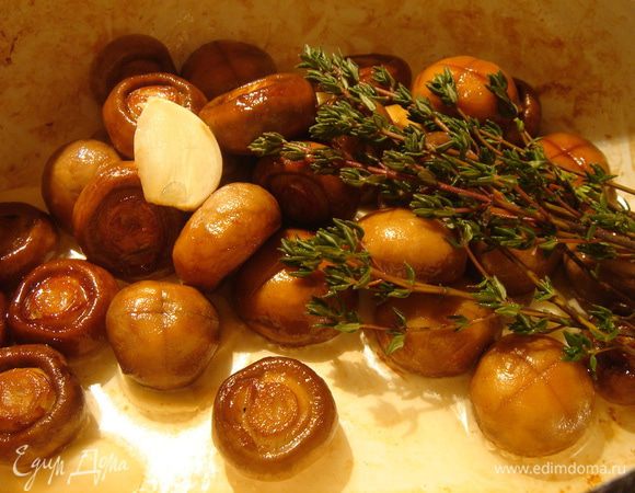 Очищенные шампиньоны обжарить на растительном масле до золотистой корочки с добавлением раздавленных долек чеснока(3-4 зубца) и веточками тимьяна(5-6 шт.),посолить.Переложить грибы с травой и чесноком в стеклянную банку 750 мл.Добавить ещё 2-3 нарезанных или раздавленных зубца чеснока.Залить шампиньоны смесью растительного масла и винного(яблочного) уксуса в пропорции 2:1.Маринад сбалансировать по своему вкусу.Через 10-12 часов шампиньоны готовы.Хранить в холодильнике.Приятного аппетита! 