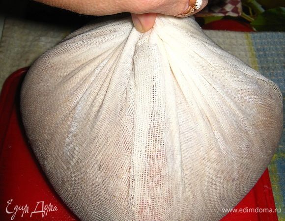 Завязать края ткани и опустить в катрюлю  уже с кипящей водой.Варить на умеренном огне 40мин.