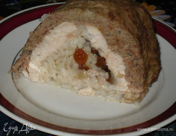 Через 40мин достаем из кастрюли узел с фаршем, развязываем, слегка поливаем маслом сливочным и ставим в духовку на 8-10мин, чтобы подрумянился.Готовый рулет достаём из духовки, нарезаем на порции, подаём с соусом