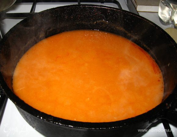 Соус: наливаем в сотейник масло подсолнечное, добавляем муку, пассируем до появления пряничного запаха, добавляем 1ст.ложку томат- пасты.Ёще 5мин. обжариваем и заливаем бульоном в котором варился рулет(150мл.)варим соус до загустения.