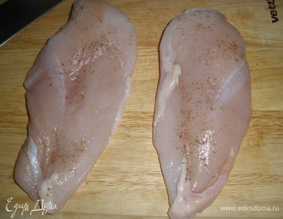 Филе помыть, обсушить. Посолить и поперчить с обеих сторон. 