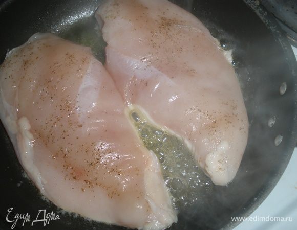 На сковороде разогреть сливочное масло и обжарить мясо  по 4 минуты с каждой стороны. 