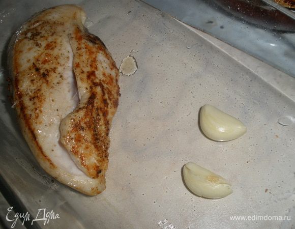 Чеснок очищаем и кладем в форму. На него выкладываем обжареное мясо, так чтобы под каждым куском было по 2 головки чеснока. 
