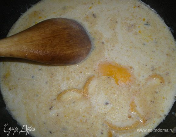 В сковороду в которой жарилось мясо выливаем молоко, добавляем несколько ленточек цедры лимона (я овощечисткой нарезала тонко), шафран и доводим до кипения. 