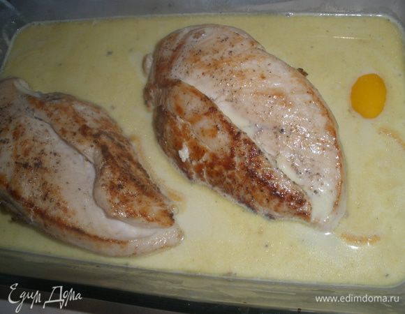 Как соус закипит, выливаем его на курицу и ставим в духовку, разогретую до 200 градусов на 30 минут. 