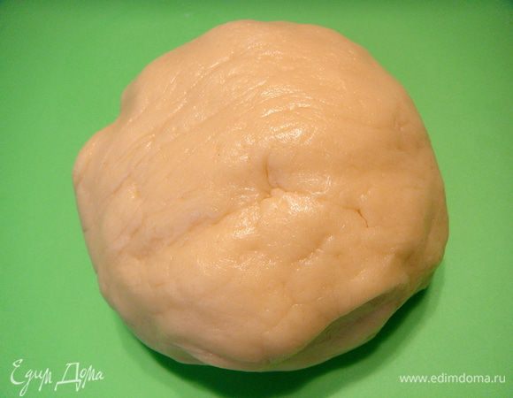 Взбить яйцо и сахарную пудру. Добавить размягченное сливочное масло. Тщательно перемешать. Постепенно добавить муку и крахмал. Сформировать шар и убрать в холодильник на 30 мин.